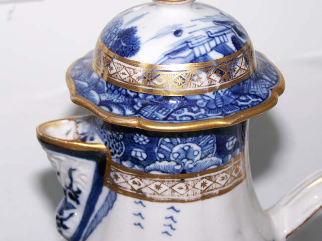A Fine and Rare 18th century Chinese Export Porcelain 'Imperial Nanking' Chocolate Pot circa 1780. — image 2
